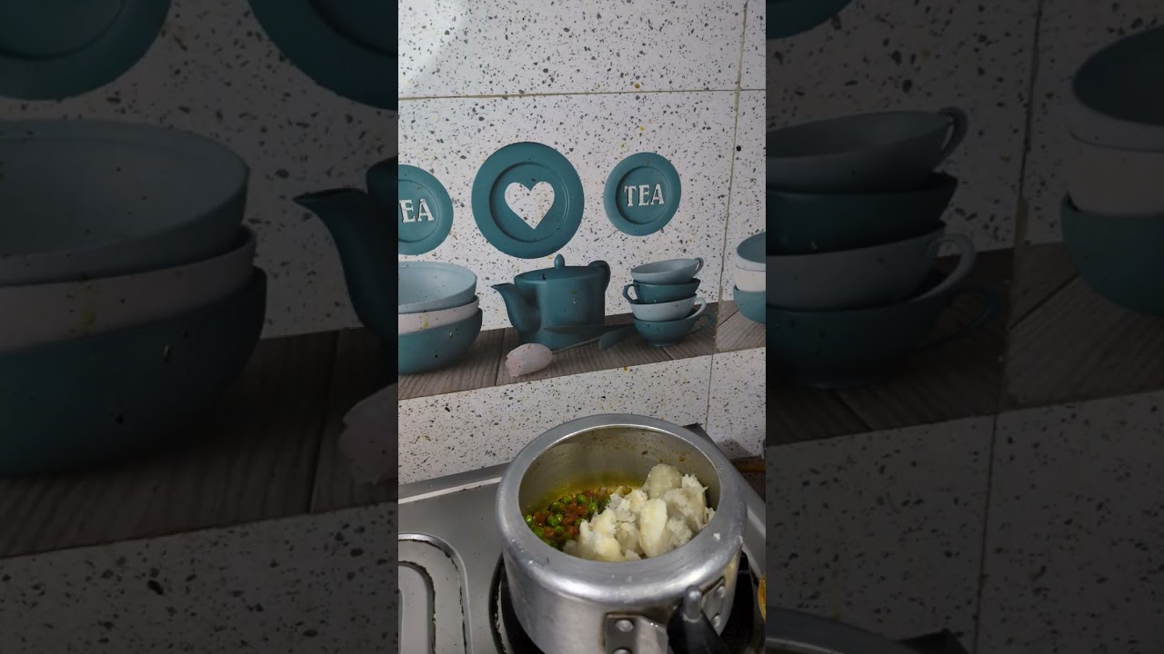 Aalu mater ki sabaji new tarike se bnaai h sath puri#cooking#food#lover#cookin#enjoying subscribe
