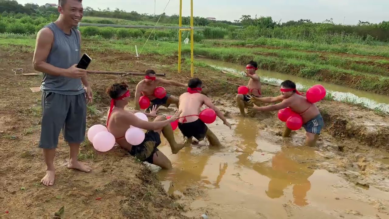 Bịt Mắt Bóp Nổ Bóng Đối Phương | Thử Thách Siêu Hài Hước Thú Vị