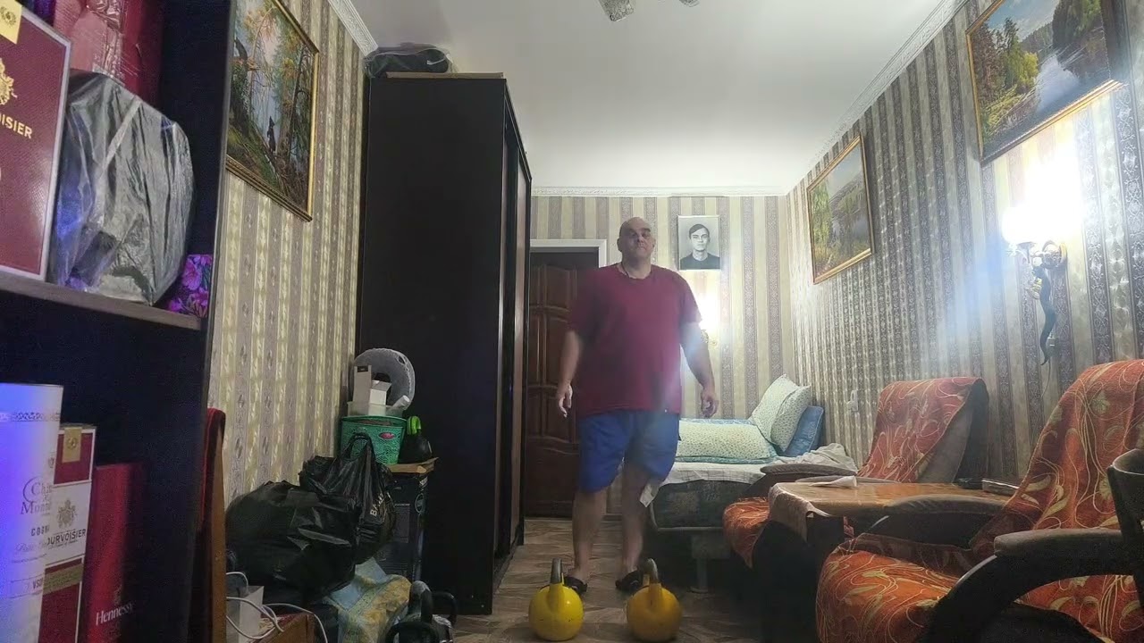 Продолжаю домашние тренировки!жим двух гирь по 18 кг на попа на 22 жима!