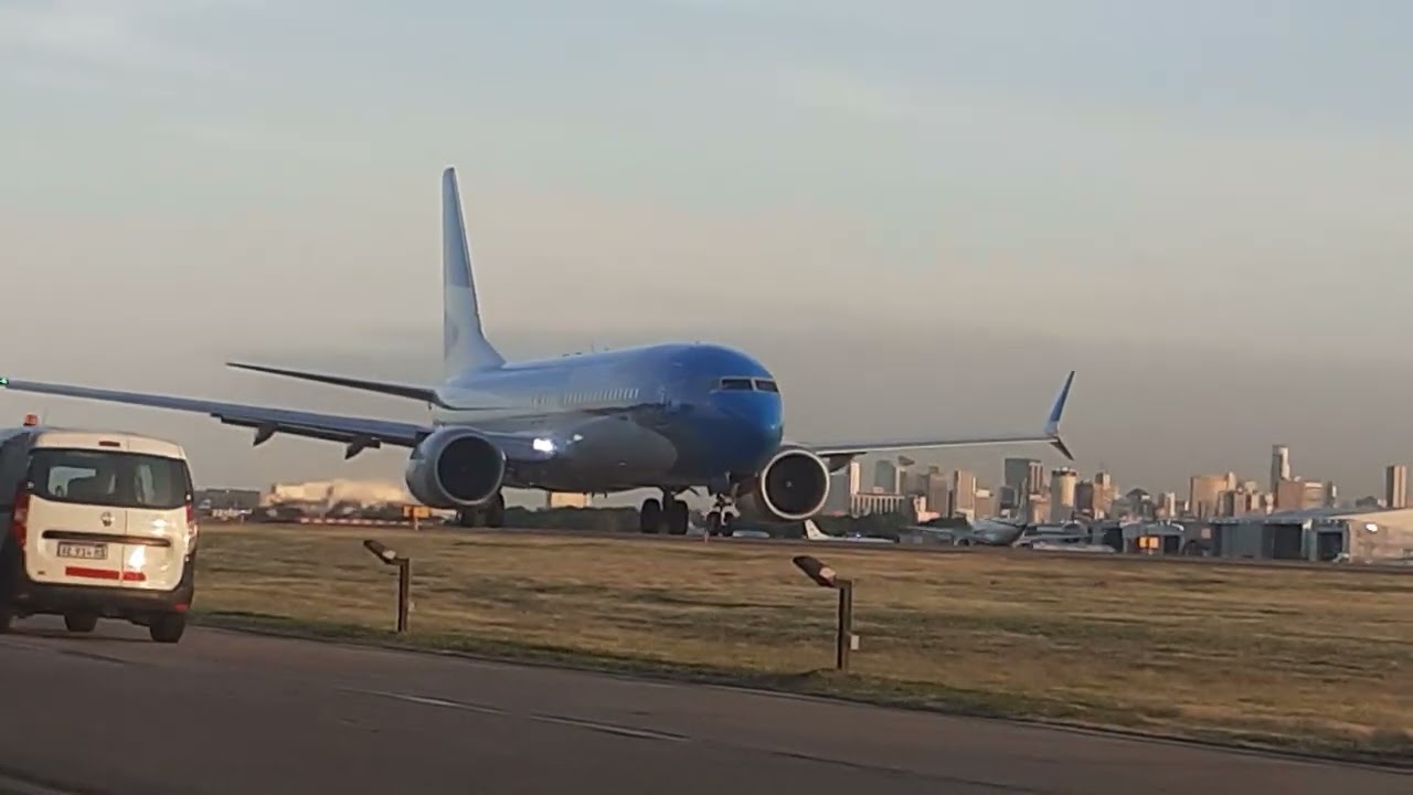 Boeing 737 800 LV-KEG Flybondi - Embraer 190  LV-CWS Austral - Boeing 737 Max 8 AA LV-KIT pista 13