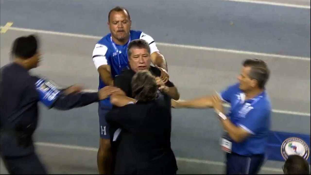 PELEA ENTRE BOLILLO G&Oacute;MEZ Y JORGE LUIS PINTO | PANAMA VS HONDURAS
