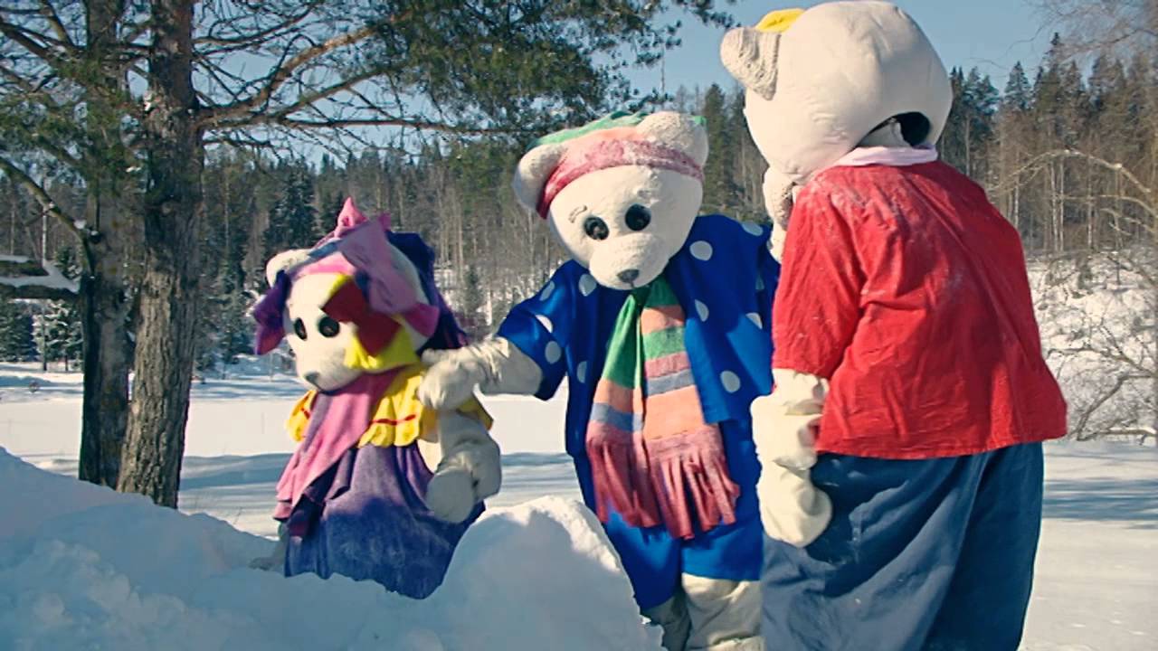 Turvallisuus2 - Lumiluolaa kaivamassa