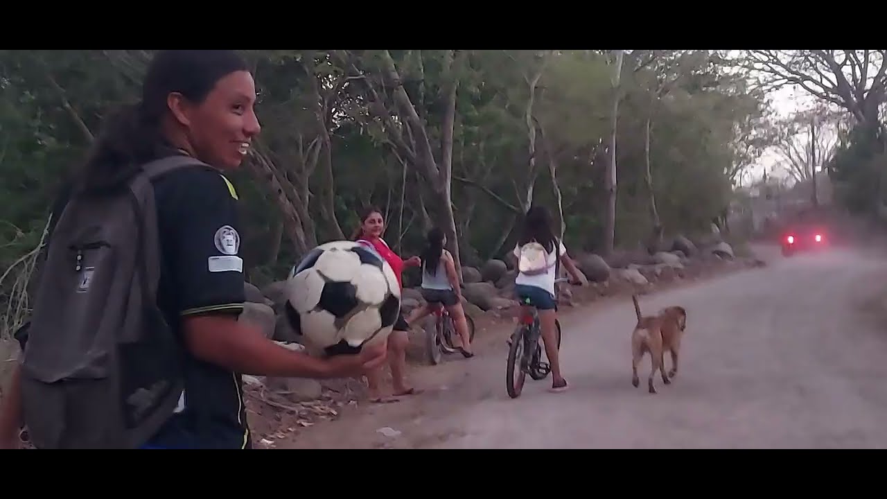 De regreso a casa alisson siempre cuidando asus hermanitos 🥰🥰