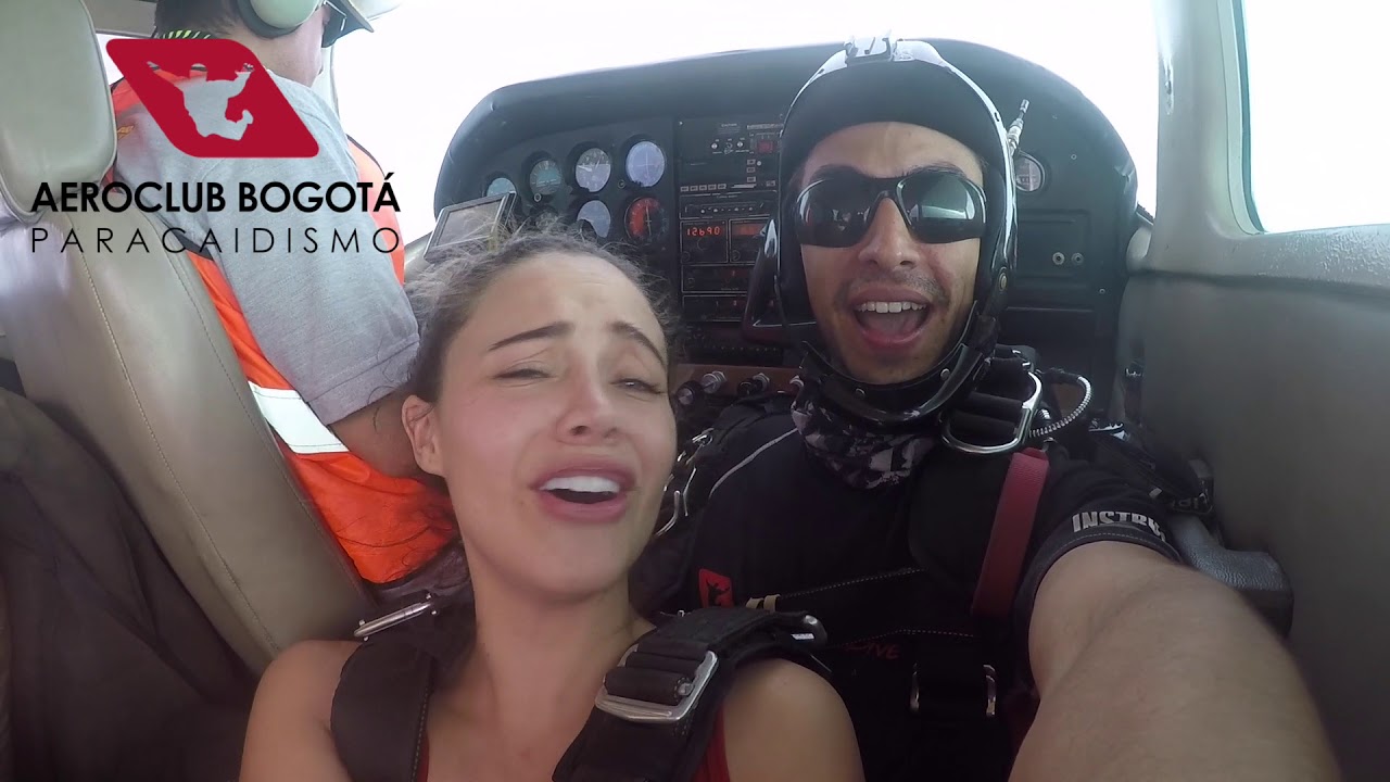 Mariana Garz&oacute;n disfrutando el paracaidismo con Aeroclub Bogot&aacute;
