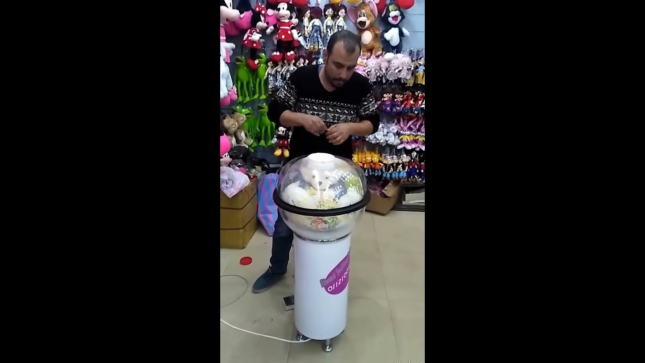 الهدايا والورود داخل بالون