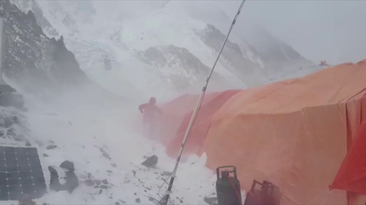 Vientos huracanados en el K2 invernal. Campo base de Alex Txikon