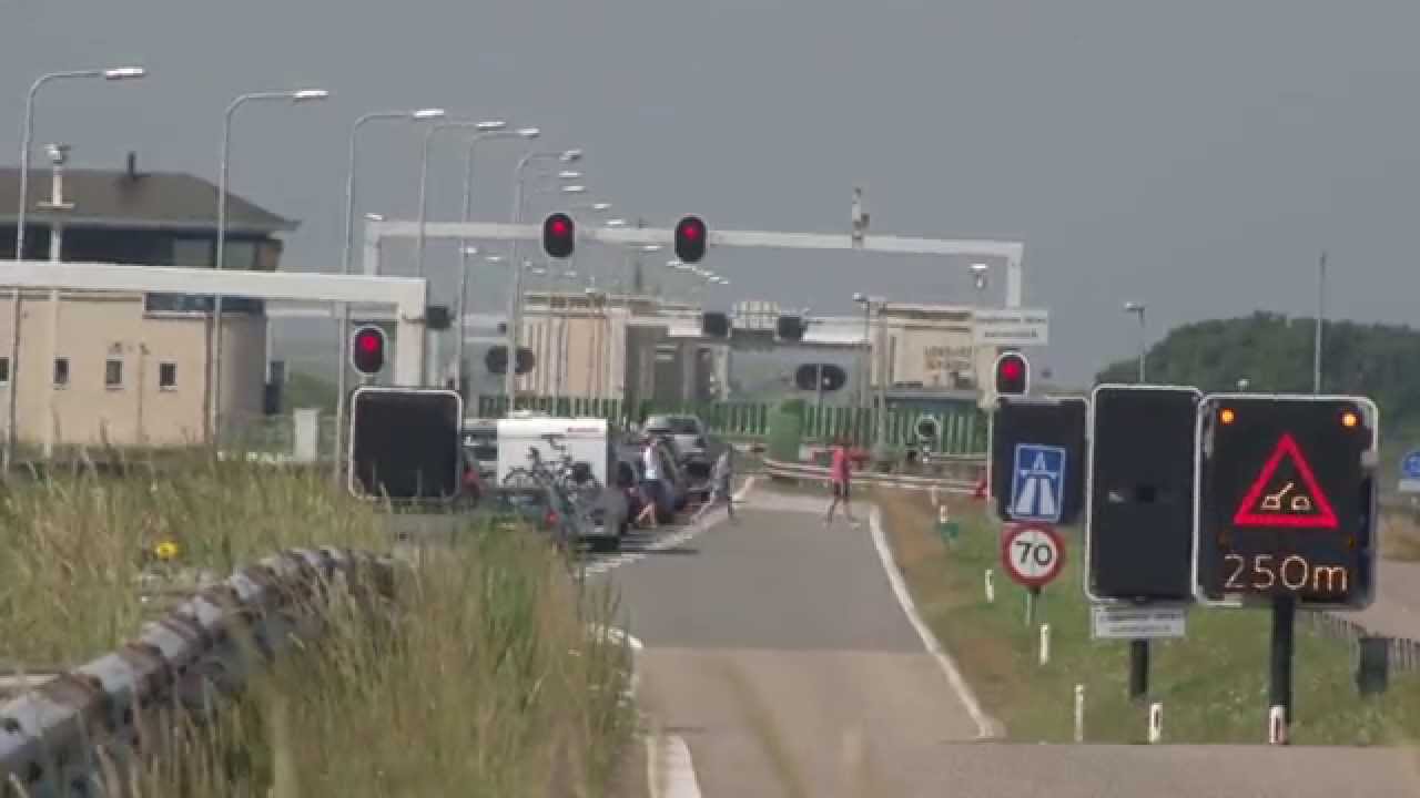 Dutch bridge opens - Brug over de Afsluitdijk 2
