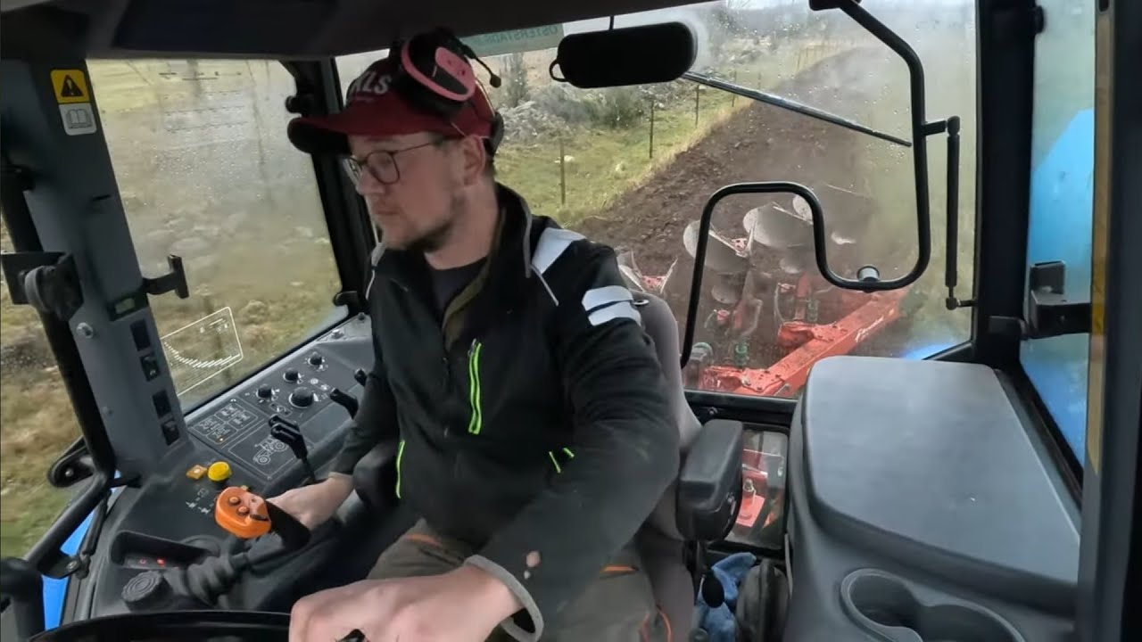 Börjar plöja och lastar ut spannmål !  || Bondevloggen ||
