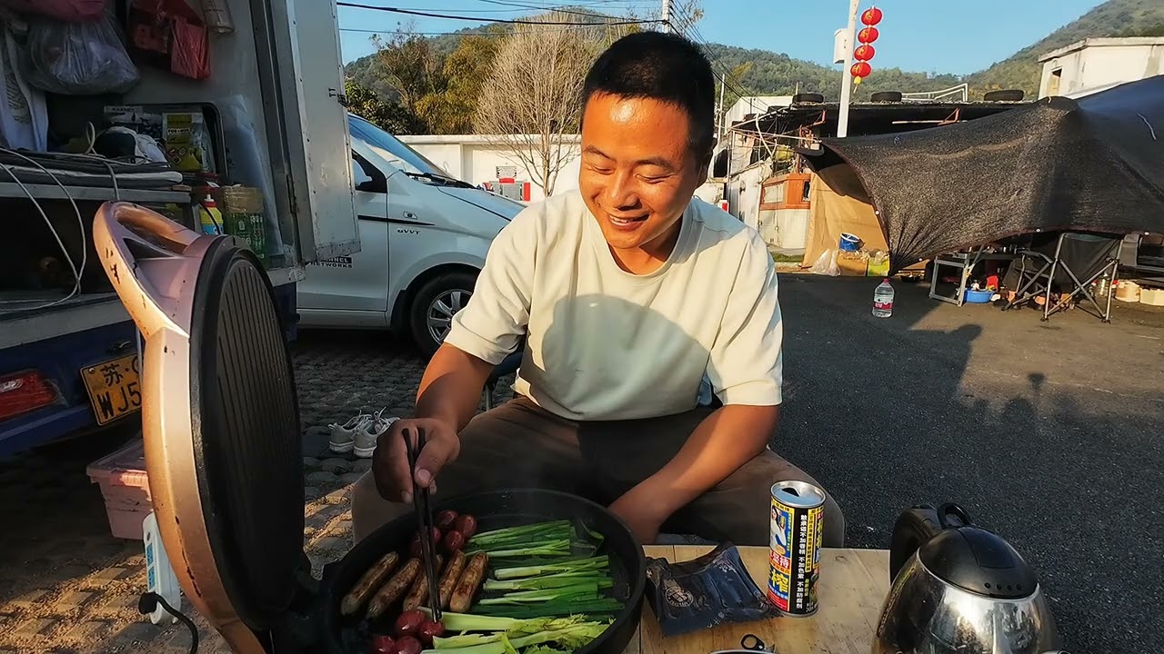 小伙大难不死，穷游中国1年，深圳露营分享户外美食