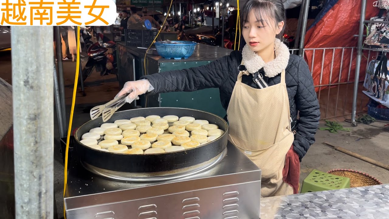 越南姑娘在沙巴夜市賣栗子餅，我們來買她好開心，客人也越來越多。