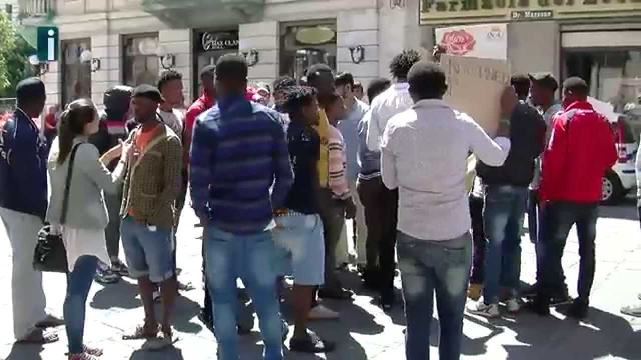 Protesta dei profughi in Prefettura - Le testimonianze di Mara Vitale della CGIL e dei profughi