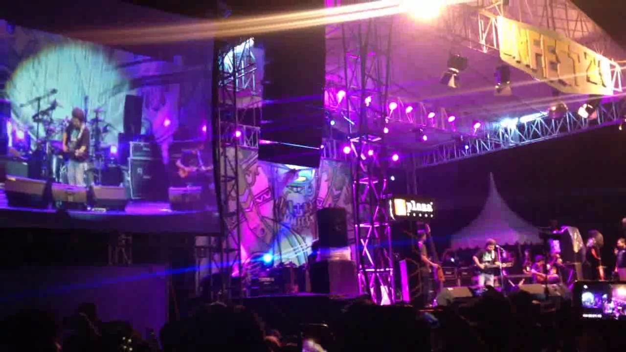 Payung Teduh   Untuk Wanita Yang Sedang Dalam Pelukan Live Unnes UNFEST 2 0
