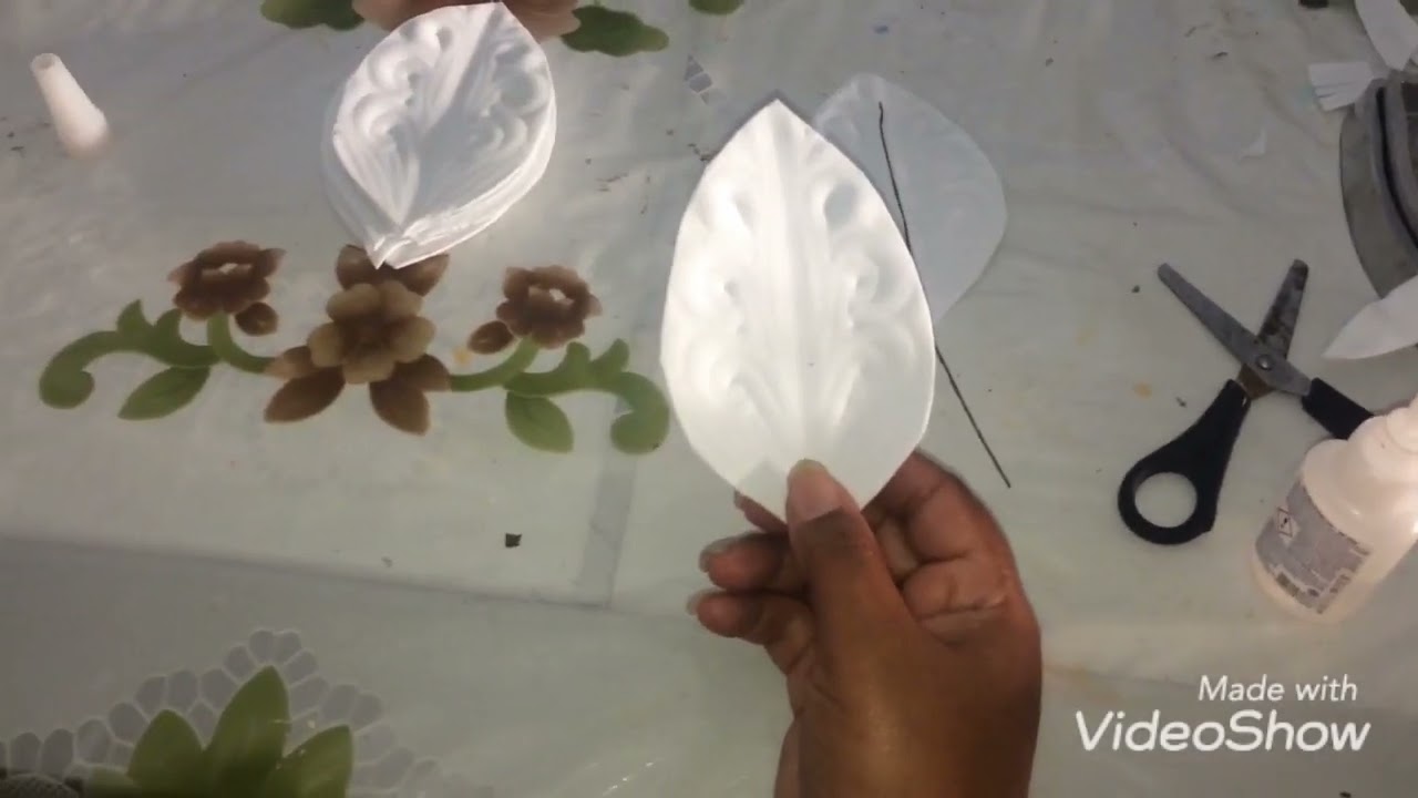 Flor Para o Natal feita com frisador de Eva folha imperial.