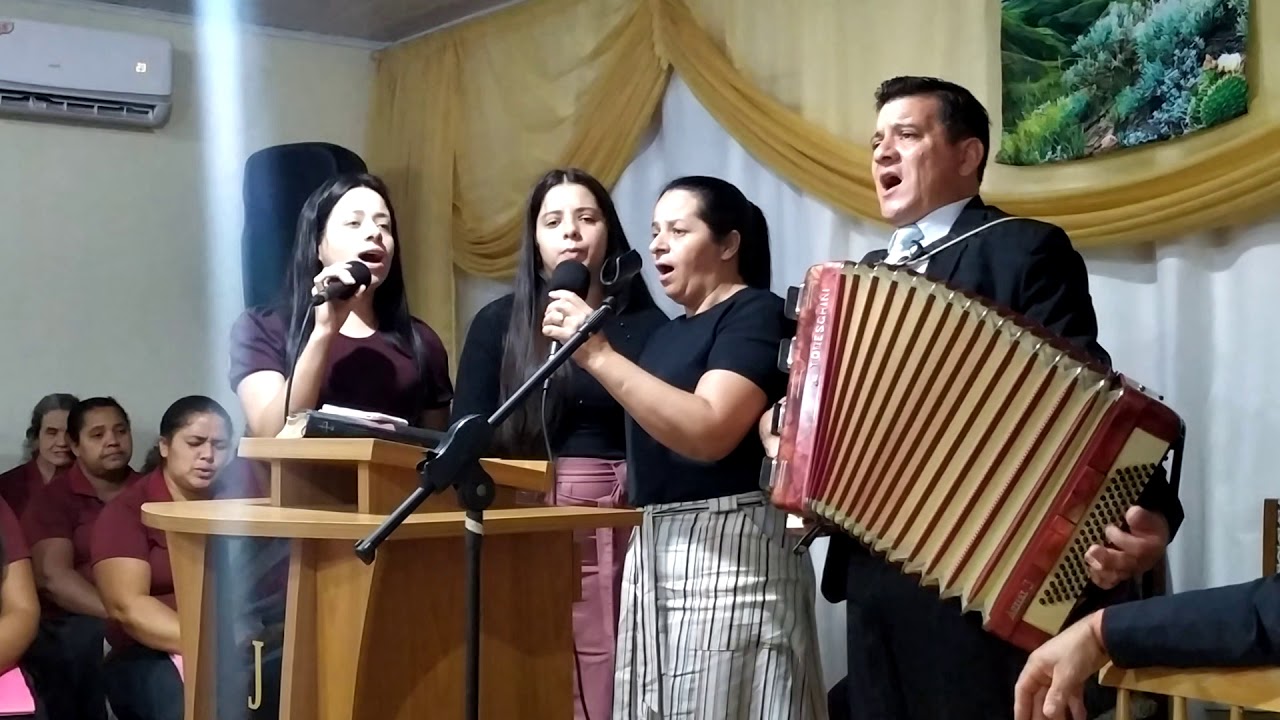 Pastor Elizeu e familia cantando em Missal 30/01/21