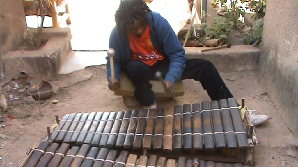 Abdoulaye Diabatè al balafon diatonico suona Foteba
