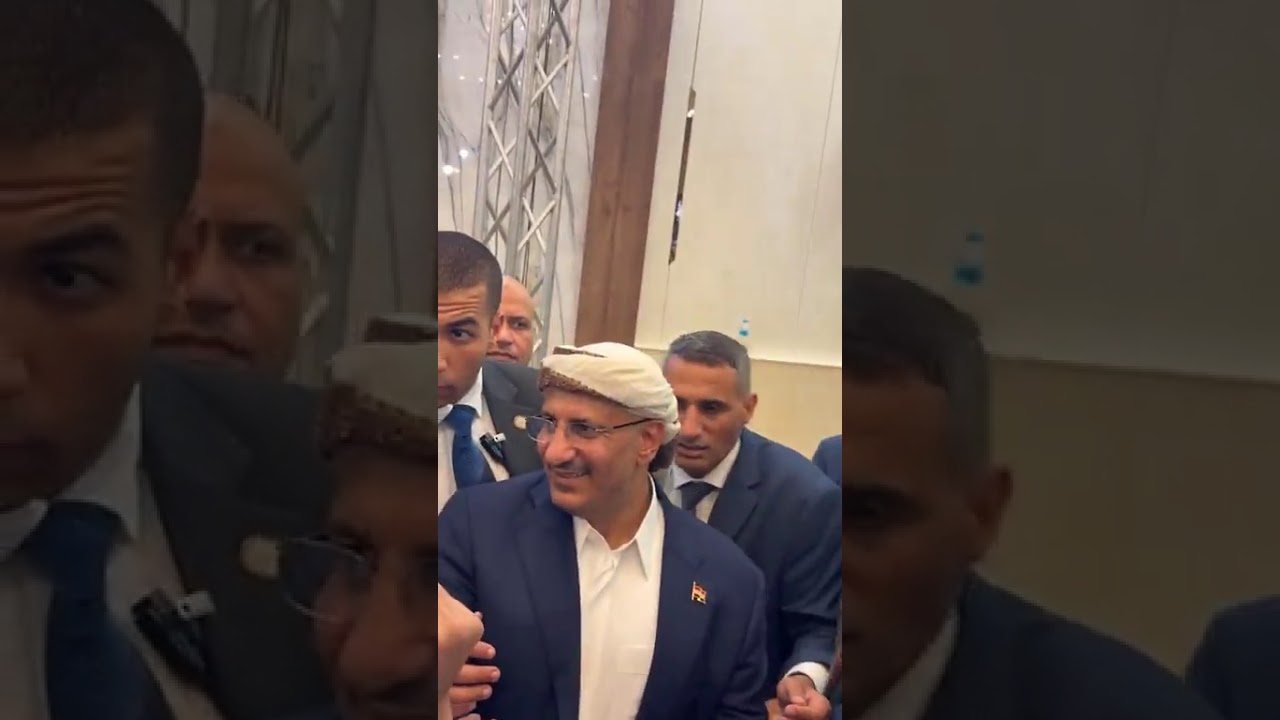 طارق عفاش يمر يسلم على الحاضرين في عرس صخر علي عبدالله صالح وال دويد 
