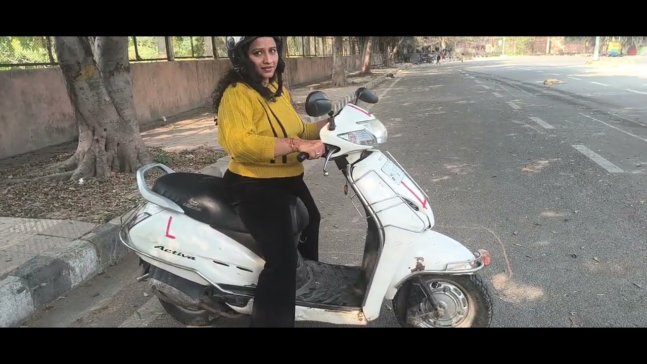 Parking say scooty 🛵 ko nikalny ki practice. Scooty 🛵 girl training 