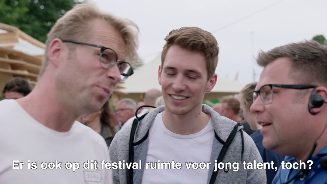 Leo Alkemade geeft een Ticket to Tilburg aan&hellip; Thijs Pot