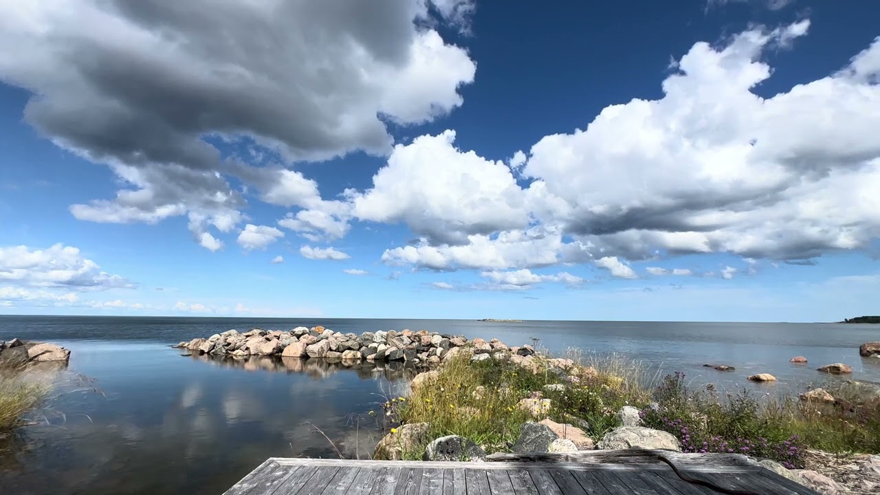 Cloud hunting over Sea of &Aring;land