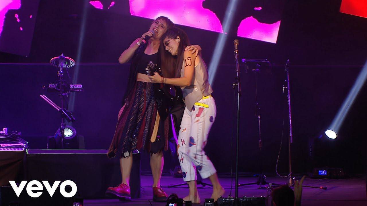 Eruca Sativa, Hilda Lizarazu - Sola en los Bares (En Vivo Estadio Obras) (Official Video)
