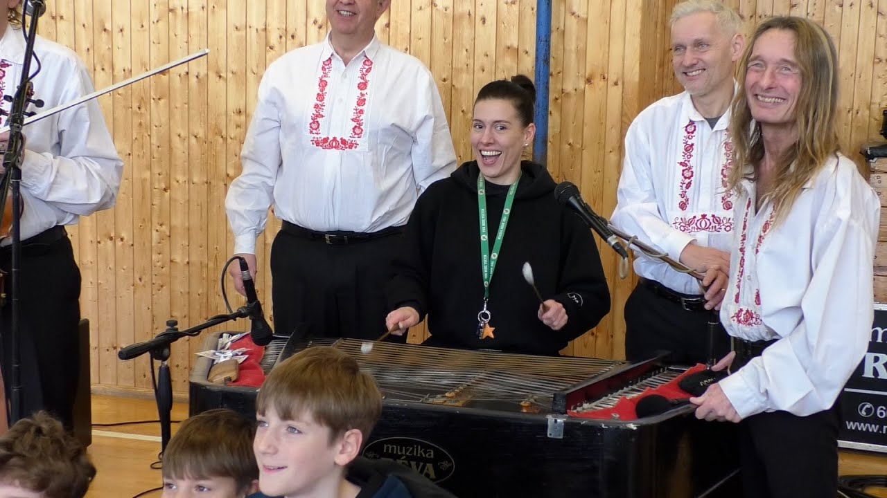 LITOMĚŘICE: Netradiční vystoupení cimbálové muziky Réva na ZŠ Havlíčkova