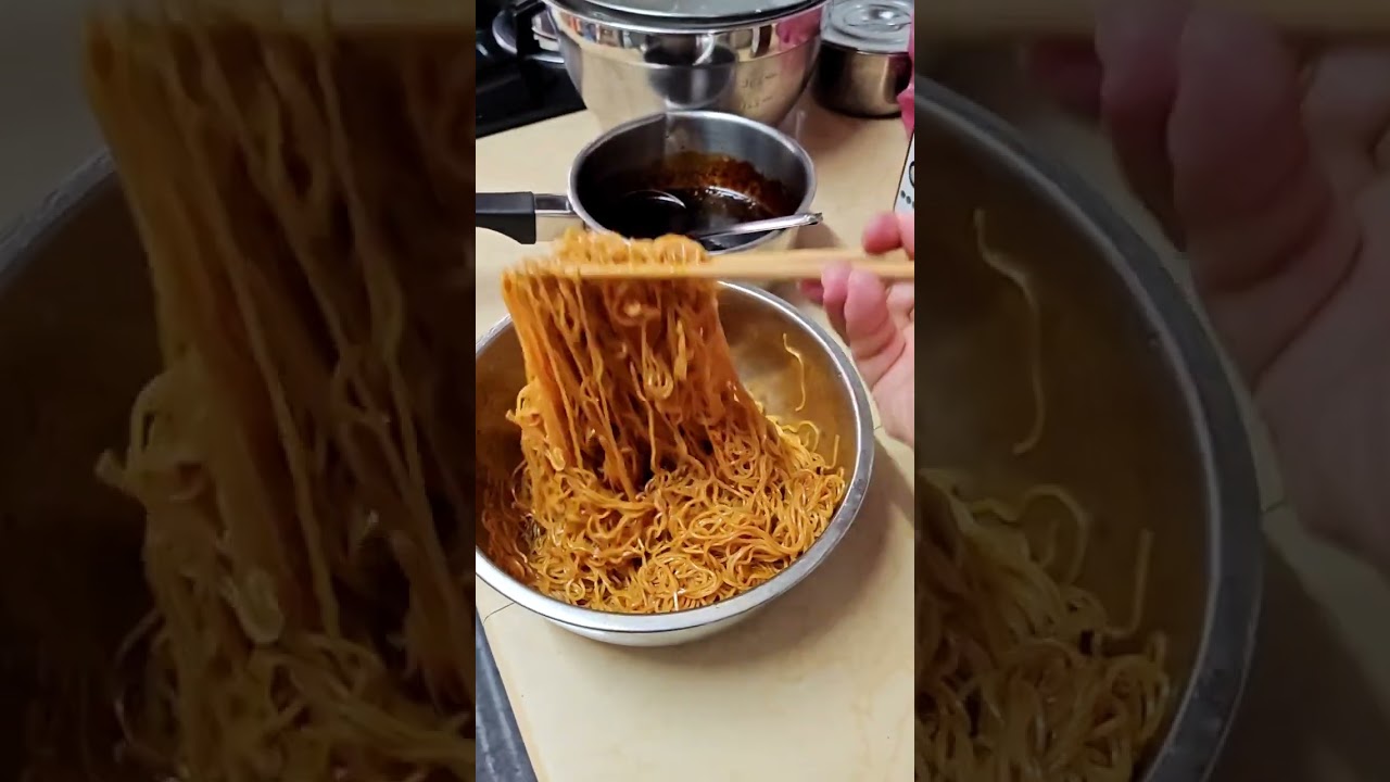 两个宝贝的午餐#干捞馄饨面#干捞面汁#harvistredpalmoil 有机蔬菜粉 #记录生活每一天 #1月13号  