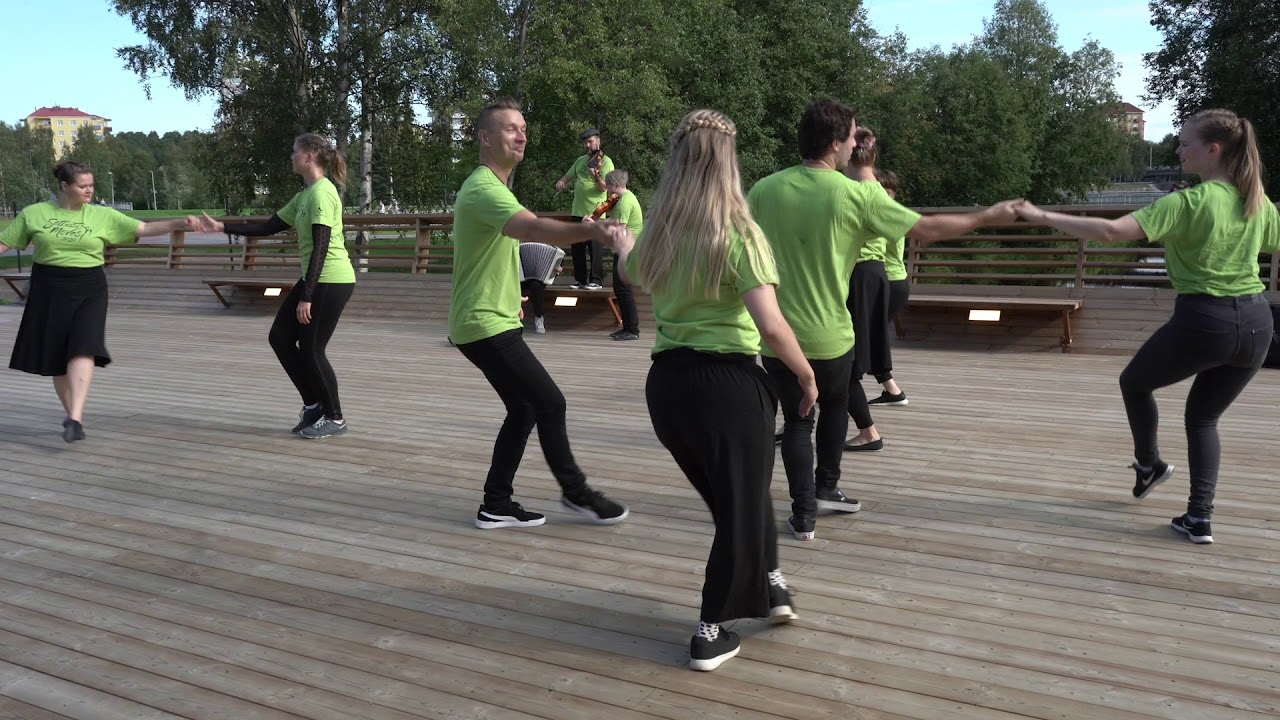 Hambo: K&auml;denalituksilla - Kolme