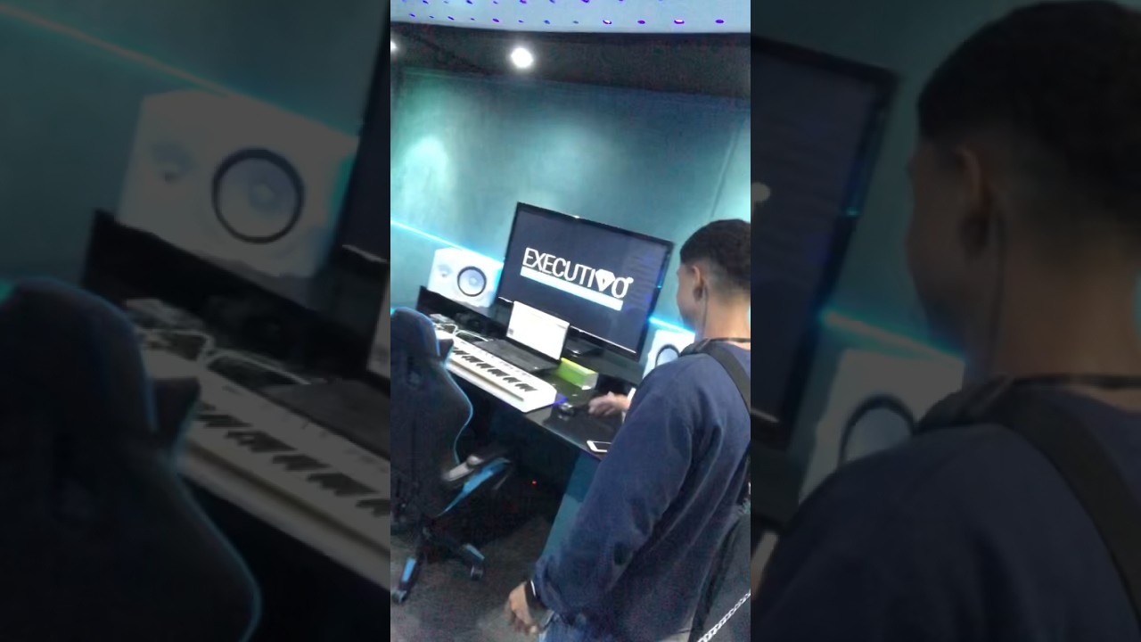 Como &eacute; a primeira vez no est&uacute;dio ?                                     #beats #trap #estudio #music