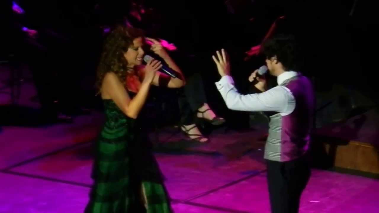 Pastora Soler y Manuel Lombo cantando 