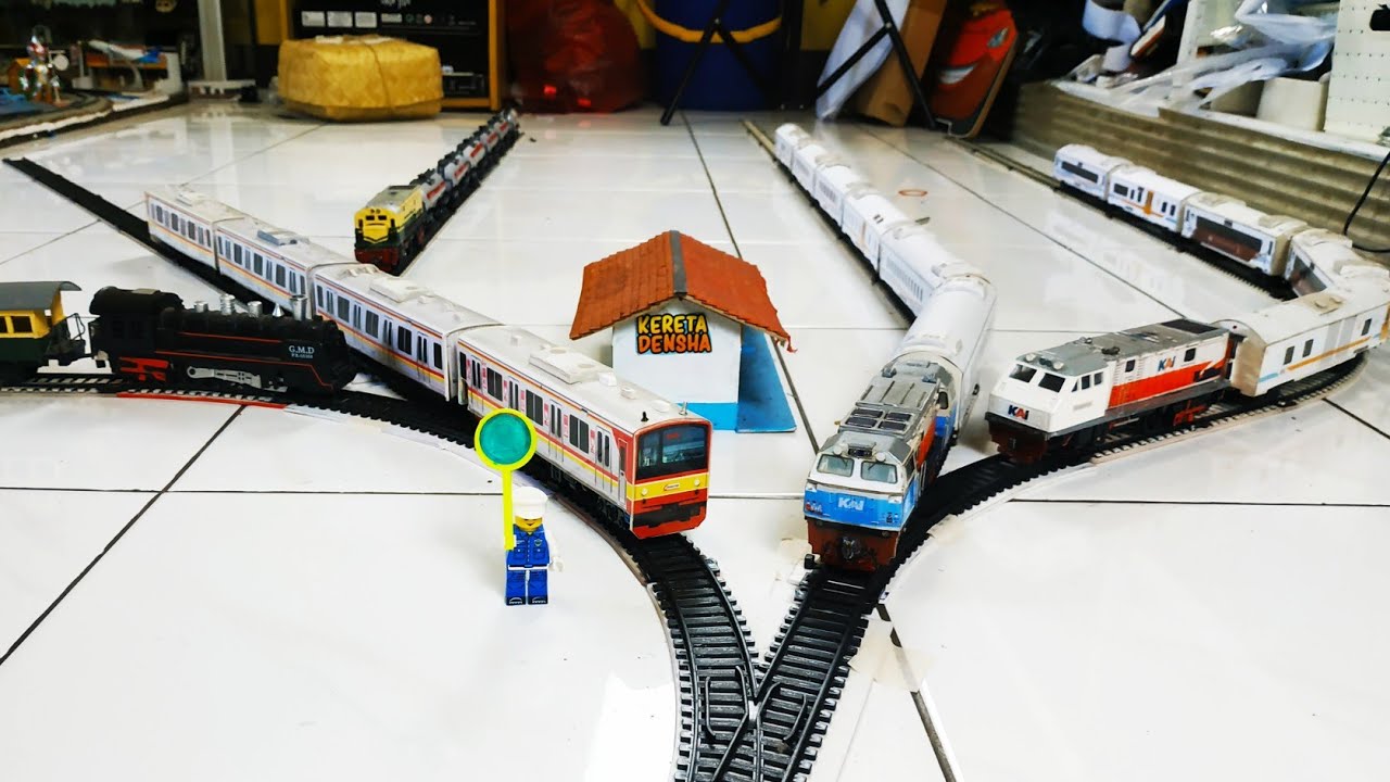 Kereta Densha Datang Dari Segala Arah↔️, Awas Jangan Sampai Tabrakan‼️