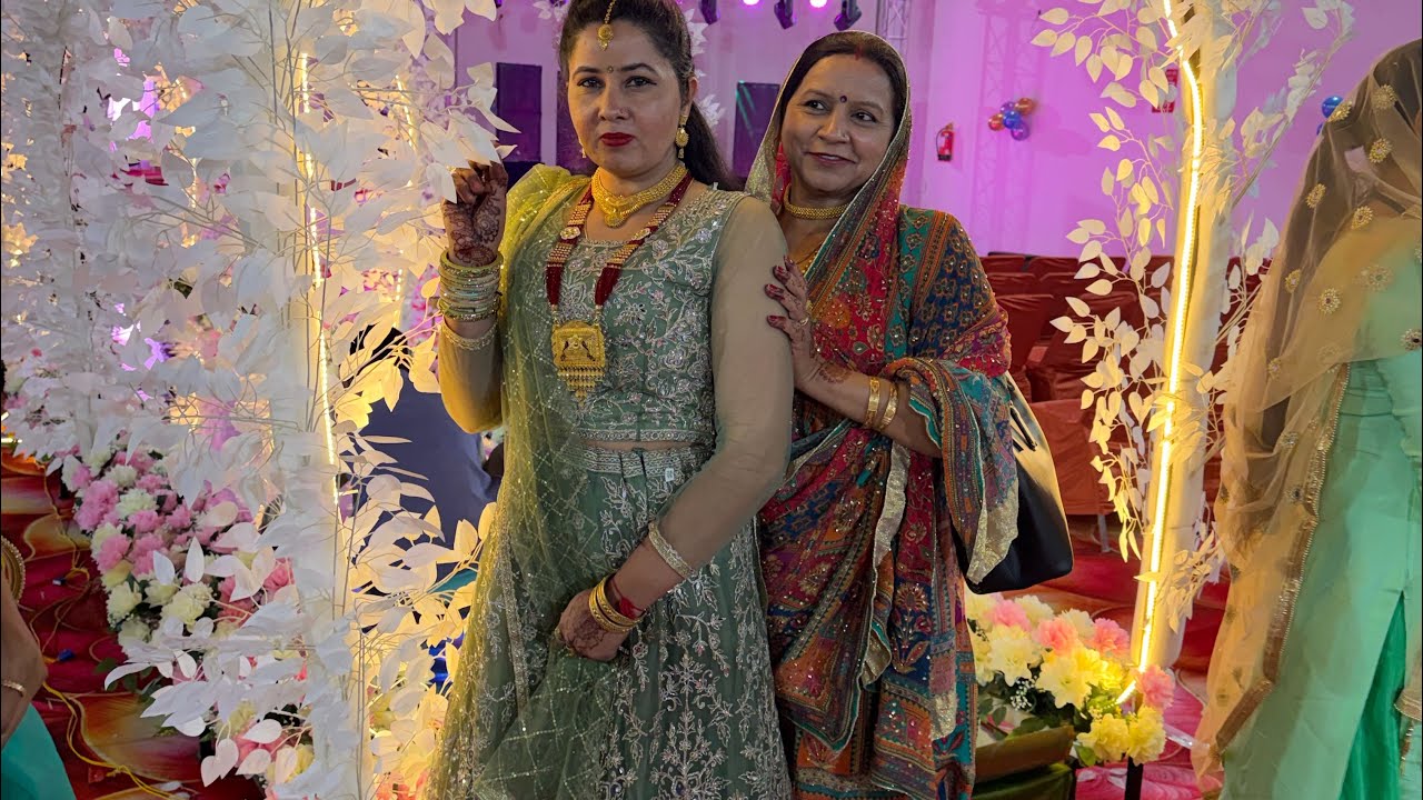 माँ और भाभी आई शादी से देखो क्या लाए 