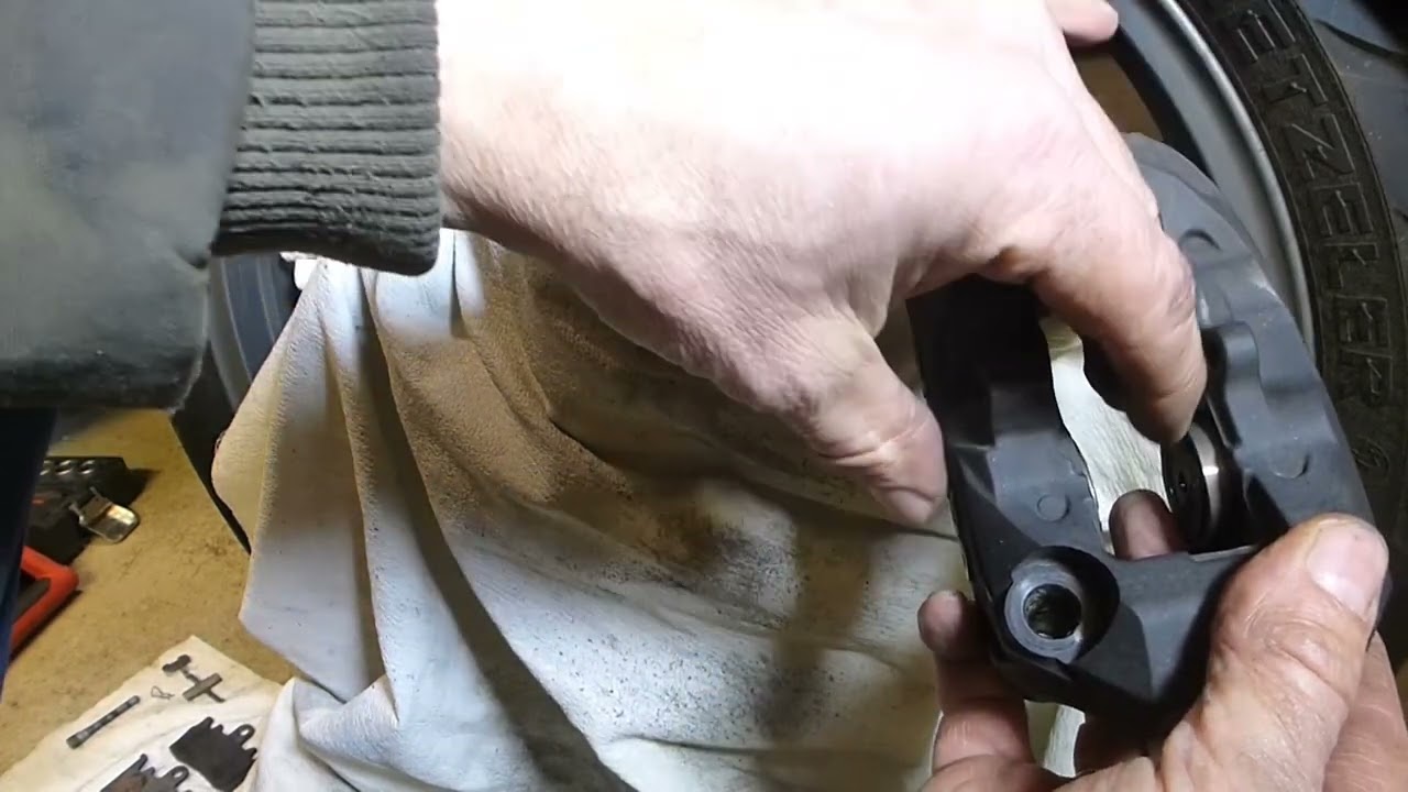 BMW R1200GS Bremsbeläge vorne wechseln