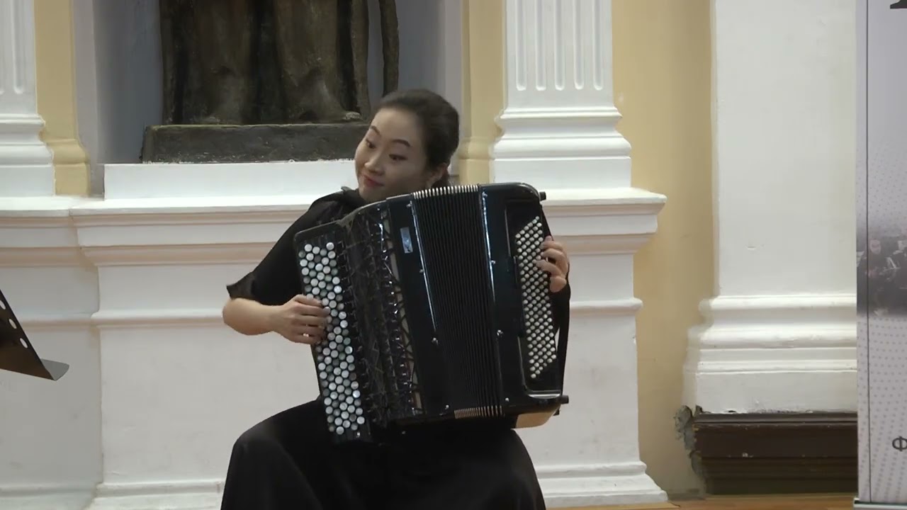 Yilin Han, accordion