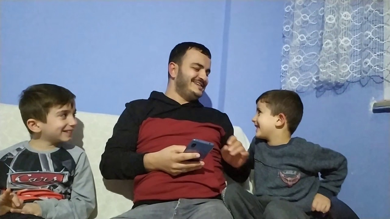 Enişte bize ilahi s&ouml;yler misin diyen ve dikkatle dinleyen k&uuml;&ccedil;&uuml;k Musa🥰🤲