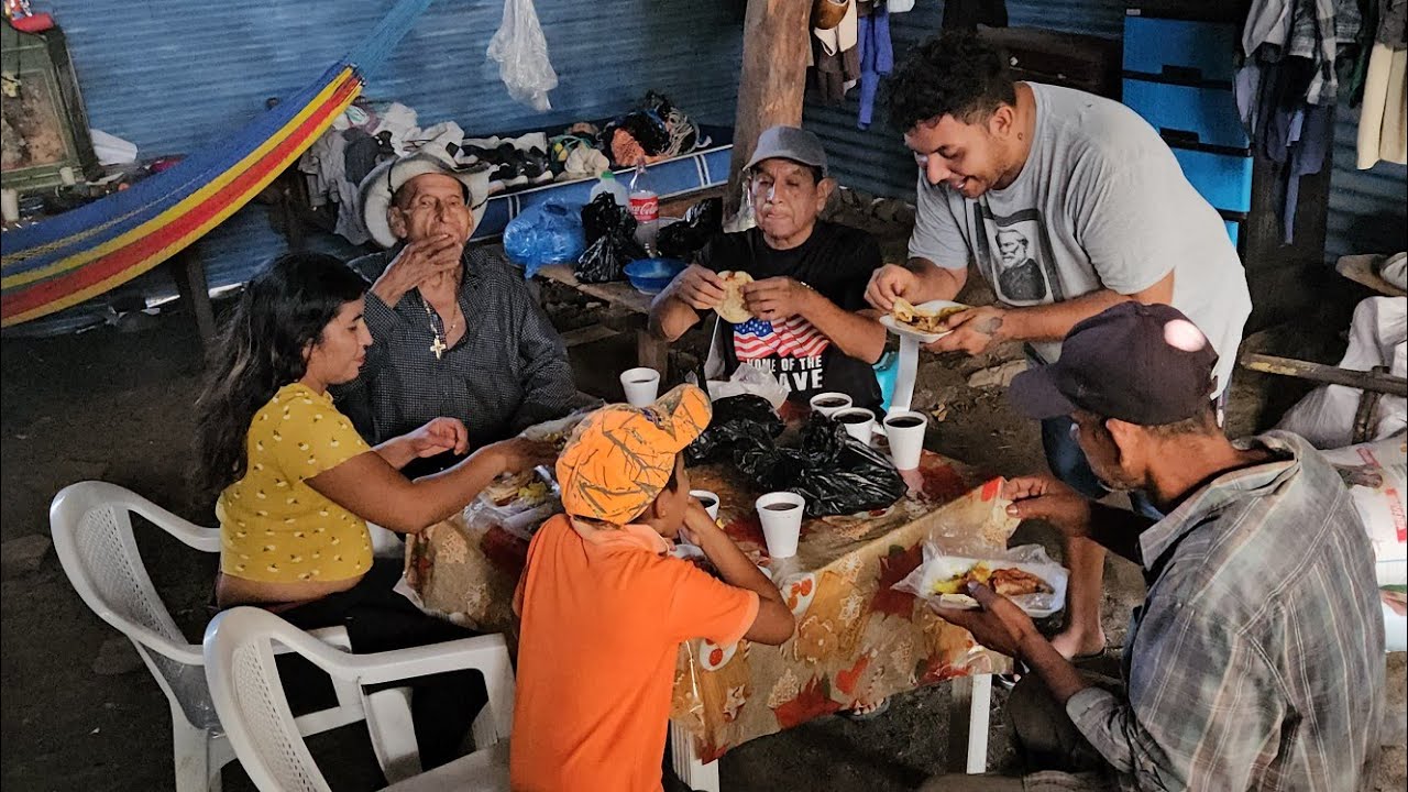 Desayunando pupusas en medio de la naturaleza.😍