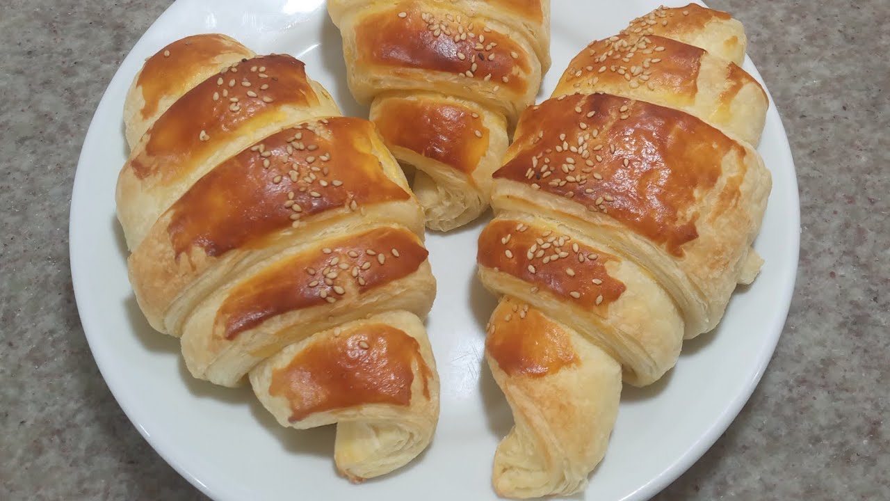 Croissant semi folhado de queijo com presunto