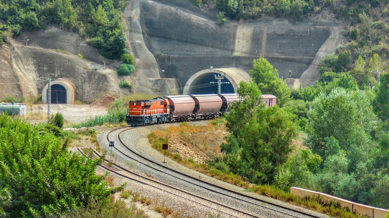 SNTF : quelques trains en passage entre Oued Djer et El Affroun / ligne Alger - Oran