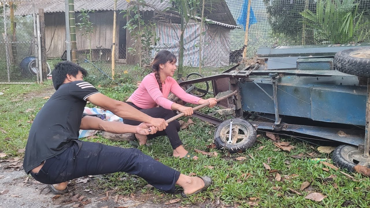 Talented girl: Straightening and welding to reinforce the rice thresher frame