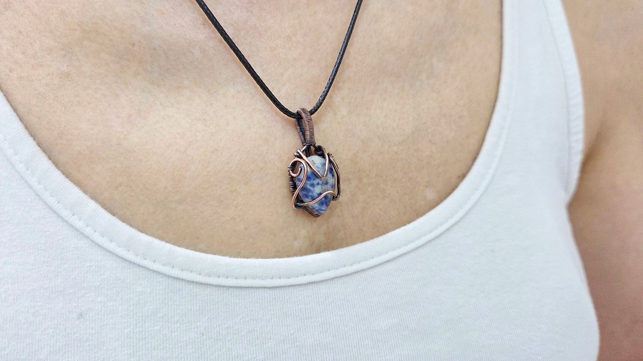 Pingente Artesanal de Sodalita: Do Cabochão à Peça Final 💎