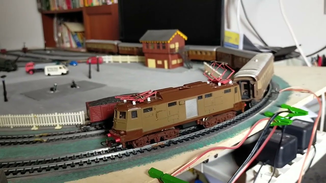 Lima E424 hauled Corbellini and Model 1946 coaches local train and my thoughts on Lima products.