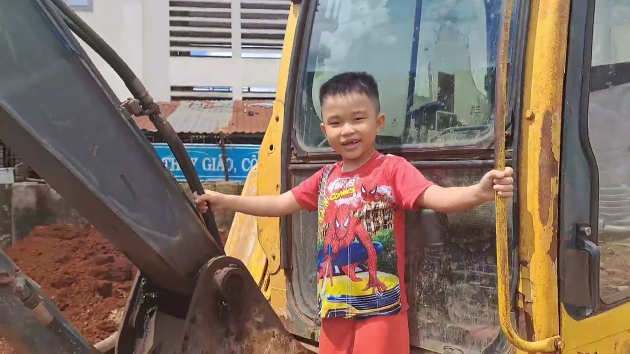 máy múc máy kéo giúp gấu tây nguyên mở quán cafe