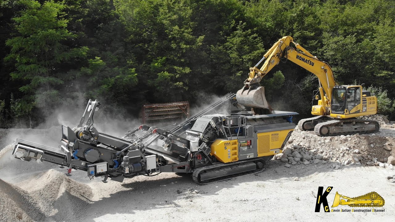 KOMATSU PC230 LOADING NEW MOBILE CRUSHER RUBBLE MASTER 90GO! #heavyequipment #newequipment #crusher