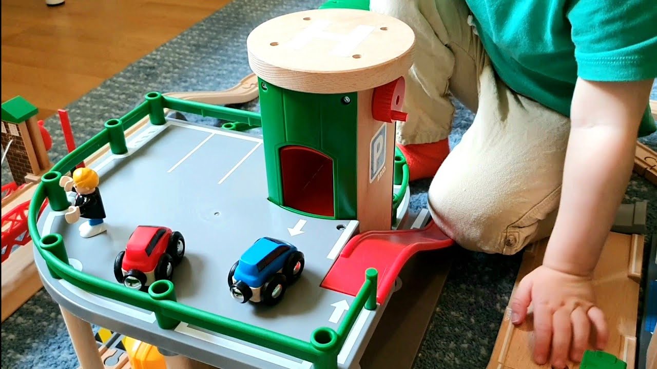 Playing With BRIO 33204 Parking Garage