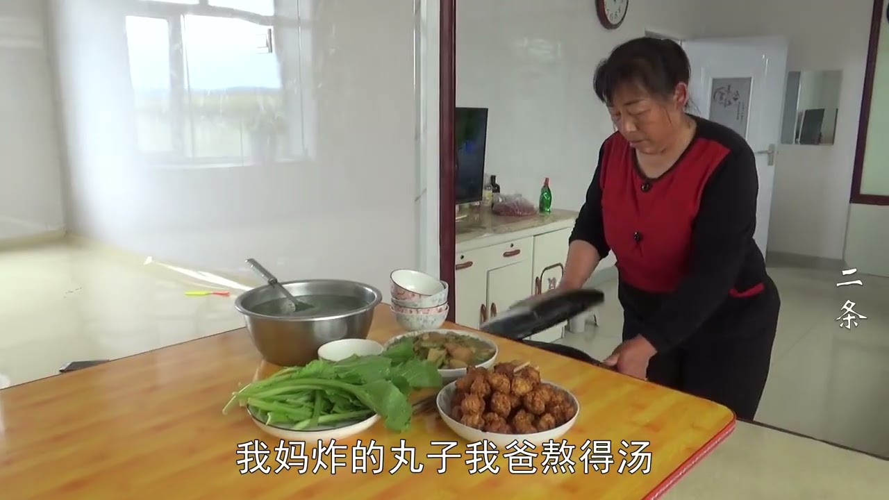 爸妈一起下厨，分分钟搞定肉丸子和菜汤，有荤有素吃的还挺好