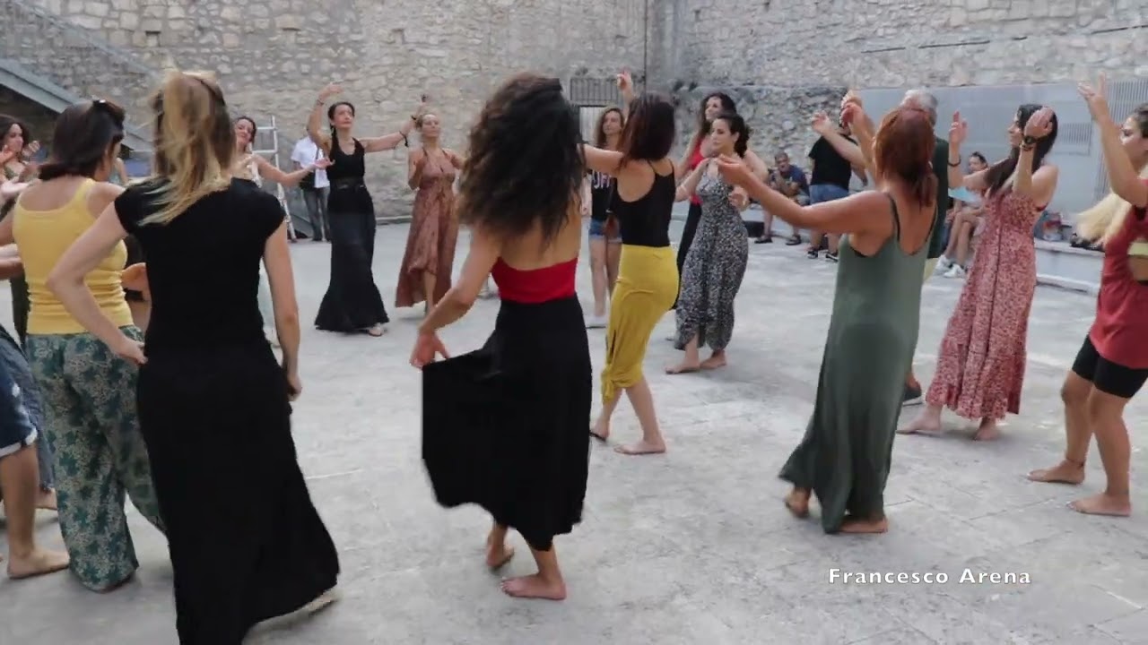 MONTE SANT'ANGELO: BALLERINE A PIEDI SCALZI- RADUNO DEI SUONATORI DI TARANTELLA