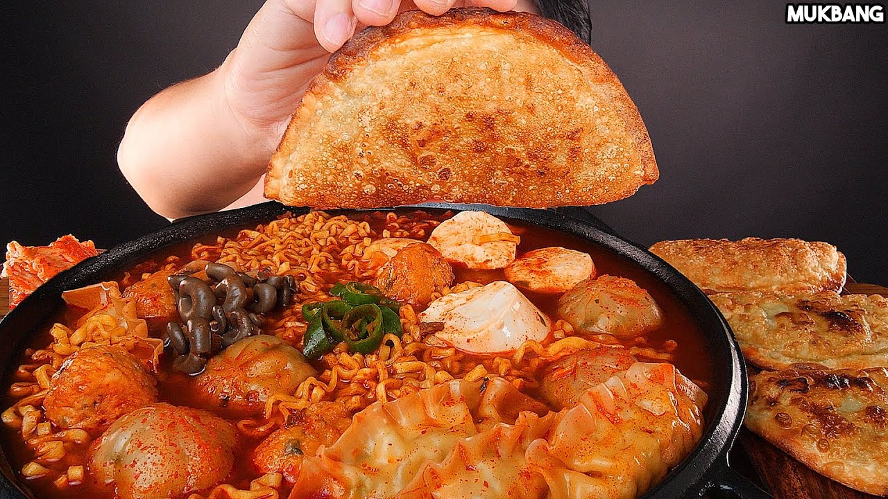 острая лапша тофу и клецки SPICY TOFU FIRE NOODLES 🍜 DUMPLING MUSHROOM KIMCHI EATING ASMR MUKBANG