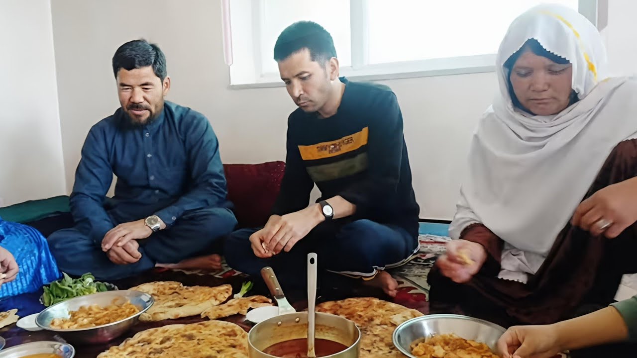 آتی تقی و همشیره هایم از وطن به دیدن ما امدن و مارا خوشحال کردن چون ما در بین ۳ ملیون نفر تنها بودیم