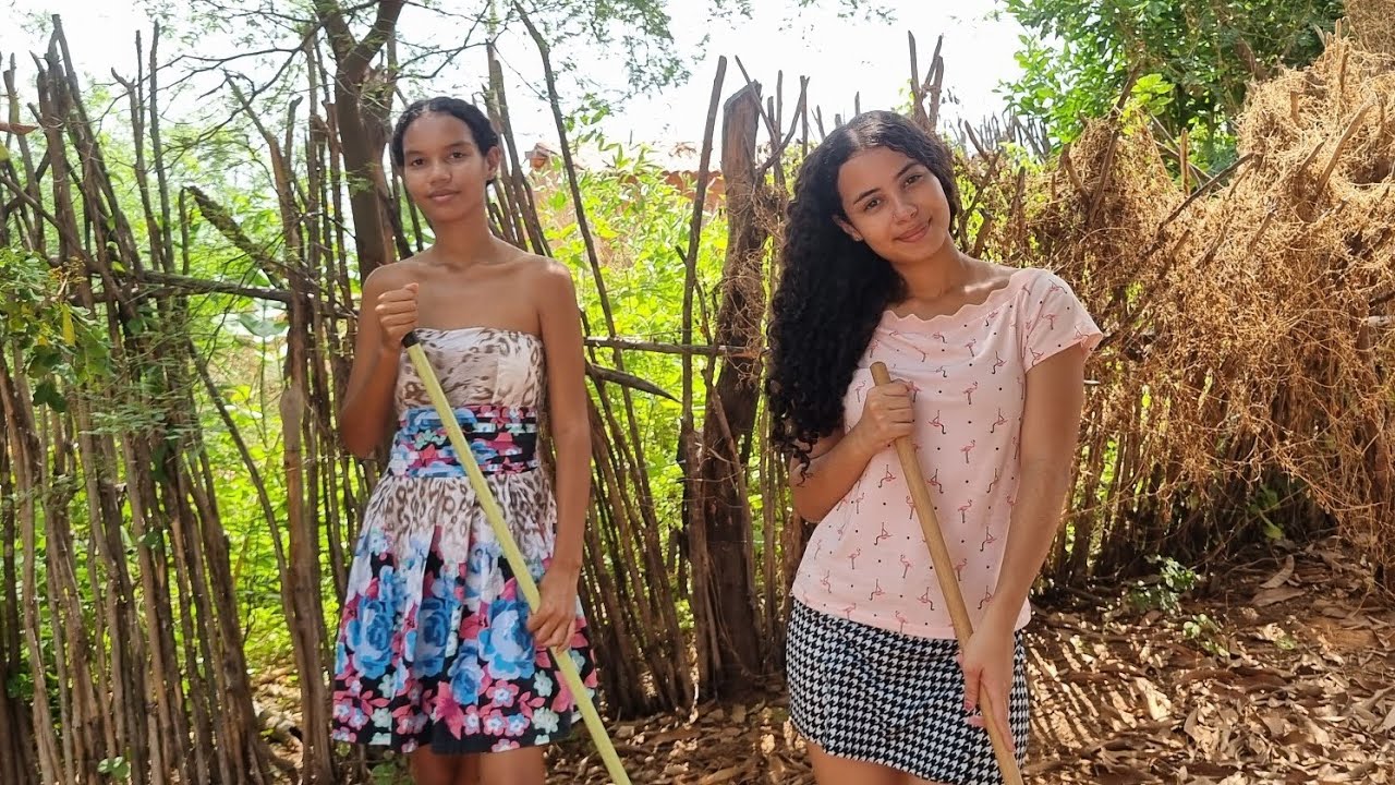EU E ANGELINA LIMPANDO O QUINTAL DA MINHA CASA 