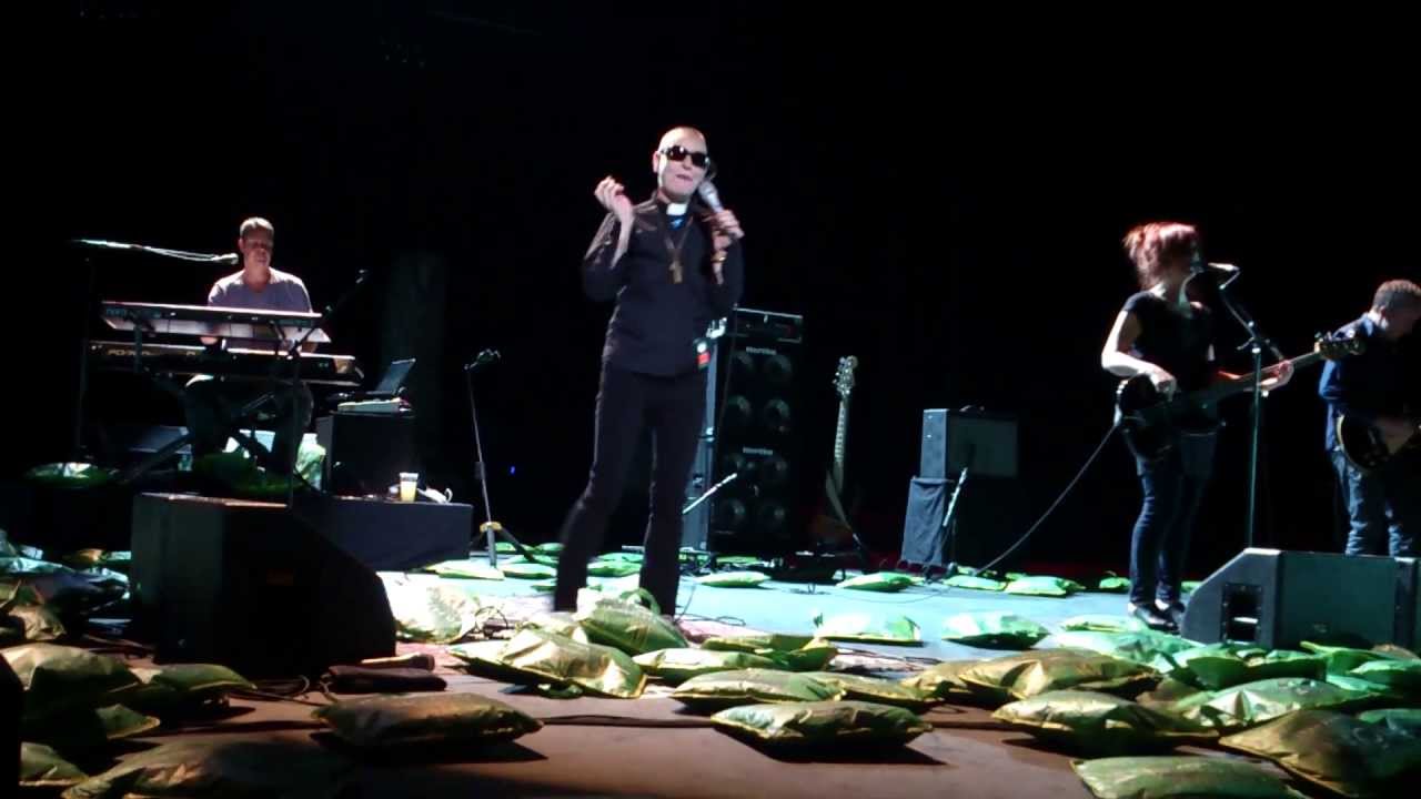 Sinead O'Connor - Daddy I'm Fine (with cushions - Concert Live - Full HD) @ Nuits de Fourvière, Lyon