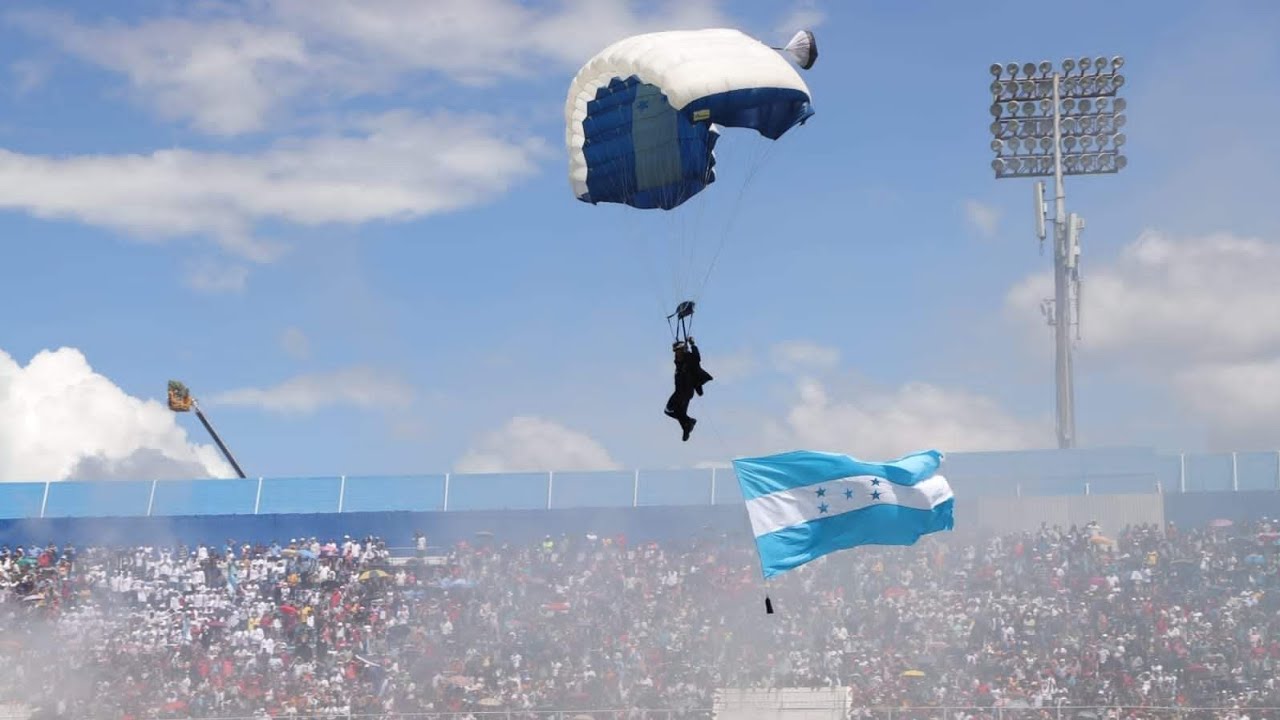 40 paracaidistas aterrizan en el estadio José de La Paz Herrera - 15 de septiembre de 2022